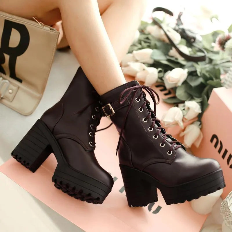 Dames stoere veterschoenen Luna met gesp en dikke chunky profielzool, perfect voor alternatieve mode.