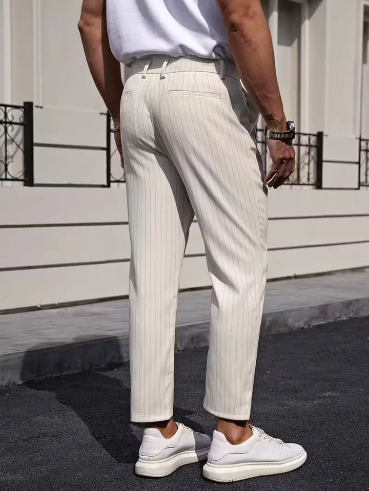 Stijlvolle heren slim fit pinstripe pantalon, comfortabel en modieus voor zakelijke en casual kledingstijl.