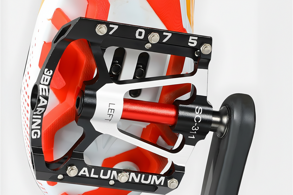 Duurzame mountainbike fietspedalen met antislip oppervlak voor optimale grip en veiligheid tijdens outdoor fietsen.