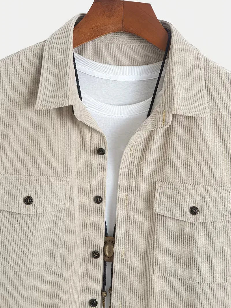 Khaki heren zomer set met korte corduroy broek en luchtig knoopoverhemd, casual en comfortabel.