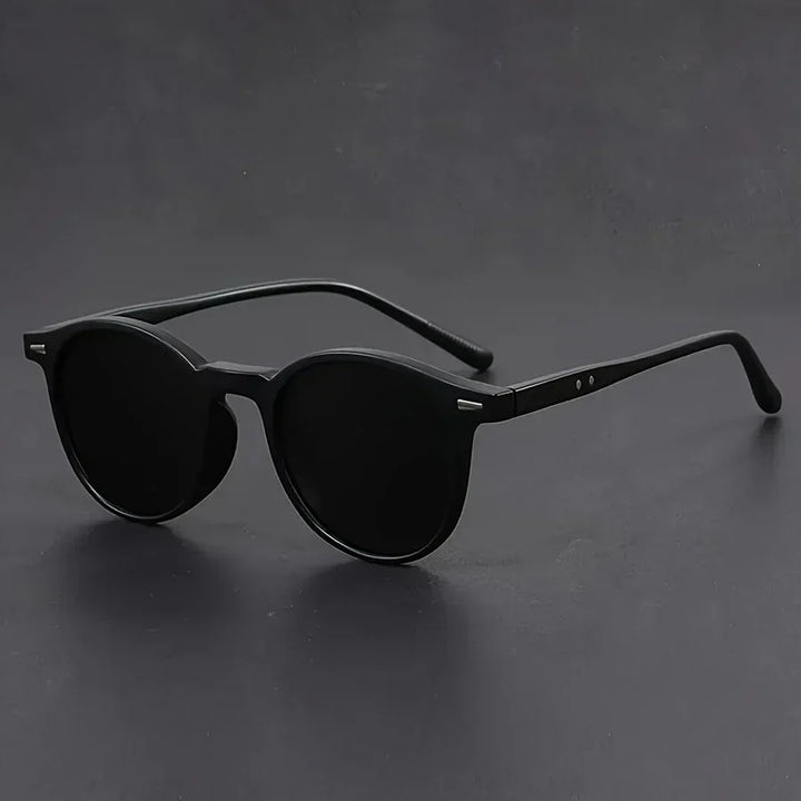 Retro heren zonnebril met ronde glazen en stijlvol, lichtgewicht frame; trendy mode accessoire van polycarbonaat.