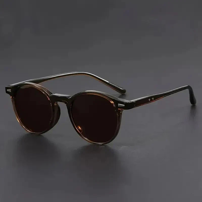 Moderne retro zonnebril voor heren met ronde glazen; stijlvol en lichtgewicht polycarbonaat frame voor optimaal comfort.