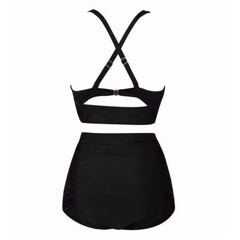 Elegante zwarte damesbikini set: moderne haltertop en chique hoge taille broekje. Essentiële badkleding voor zomer.