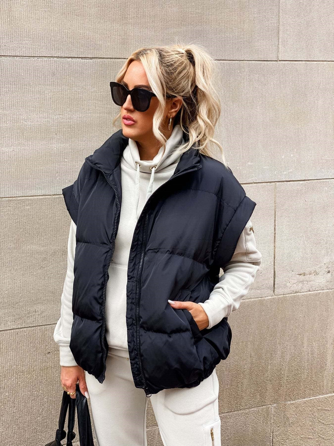 Mouwloos dames puffer vest met moderne wattering, ideaal voor een gelaagde casual look en comfortabele herfstmode.
