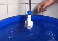 Compacte, duurzame kunststof vlotterkraan voor automatisch waterpeilbeheer en maximale efficiëntie.
