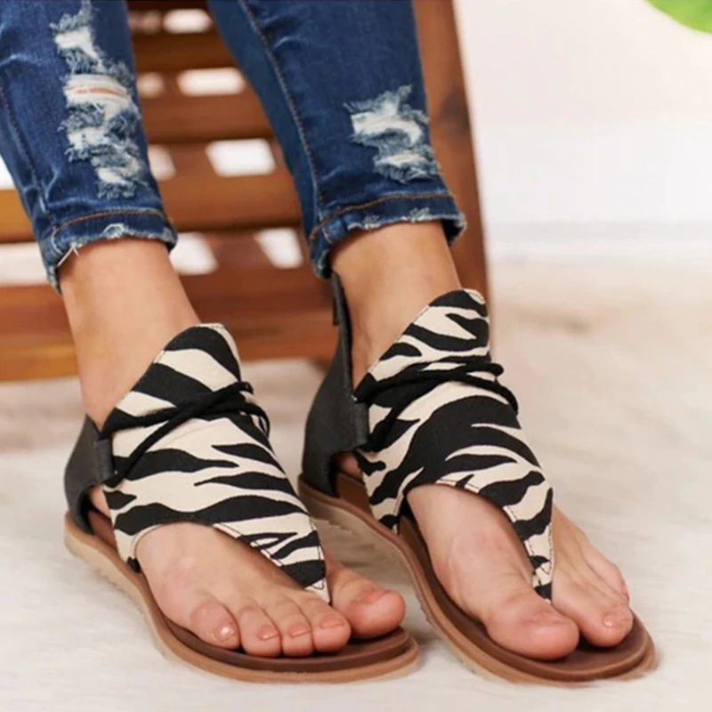 Elegante dames panter sandalen met comfortabele platte zool, perfect voor een chique casual look.