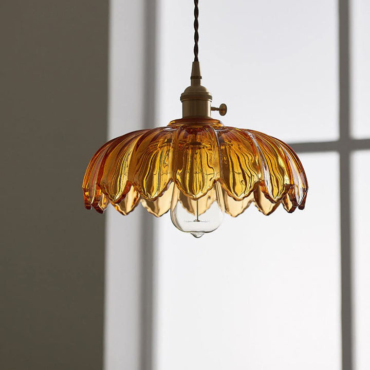 Transparante bellen hanglamp, elegant design met sfeervolle verlichting.