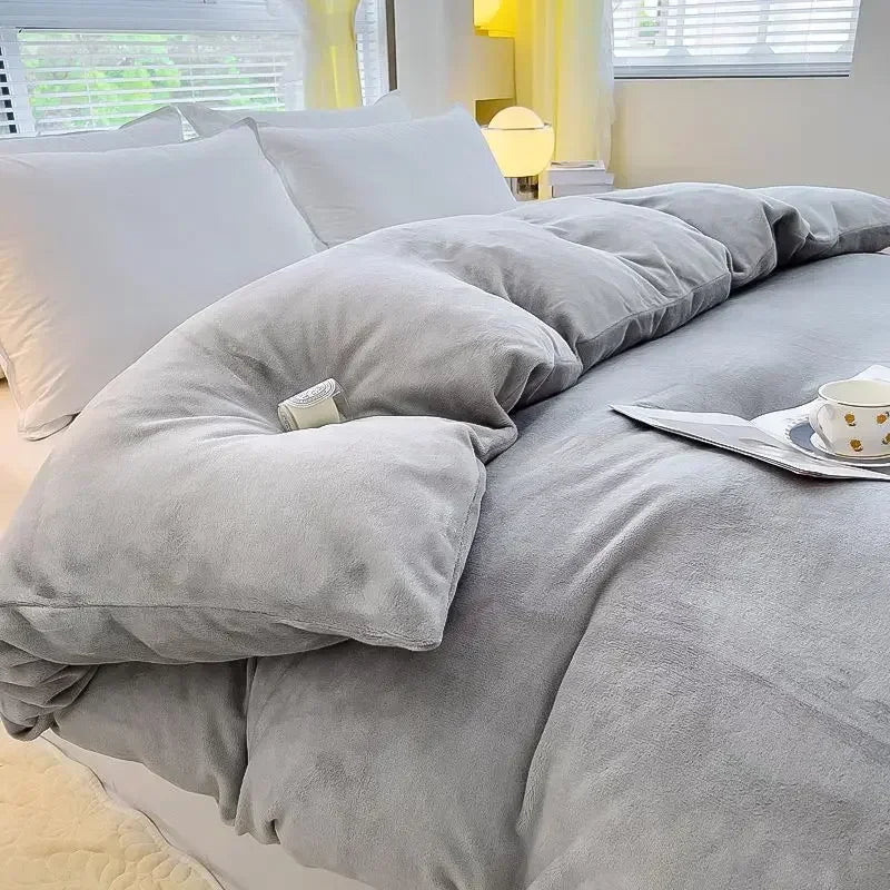 Gezellig opgemaakt bed met warm flanel-fleece dekbedovertrek, creëert comfort en sfeer in de slaapkamer.