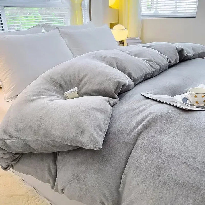 Gezellig opgemaakt bed met warm flanel-fleece dekbedovertrek, creëert comfort en sfeer in de slaapkamer.