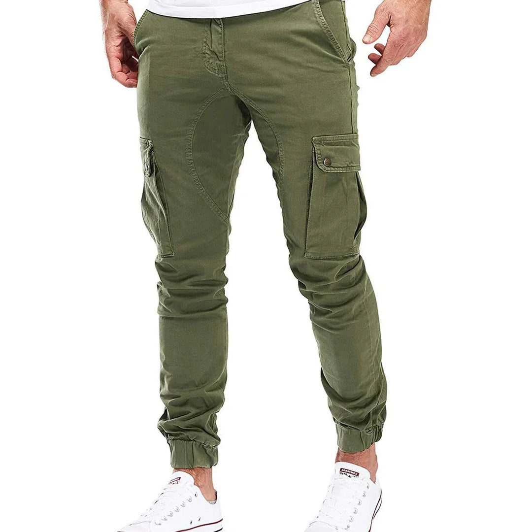 Moderne slim fit heren cargobroek, perfect voor casual outfits en dagelijks comfort. Essentiële herenmode.