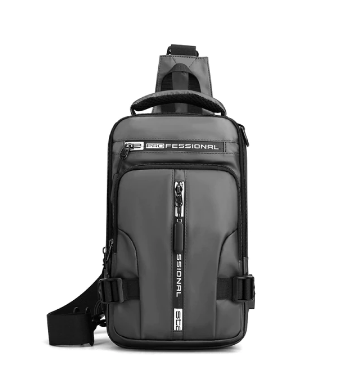Model draagt waterbestendige heren schoudertas (slingbag) met USB poort, ideaal voor outdoor en dagelijks.