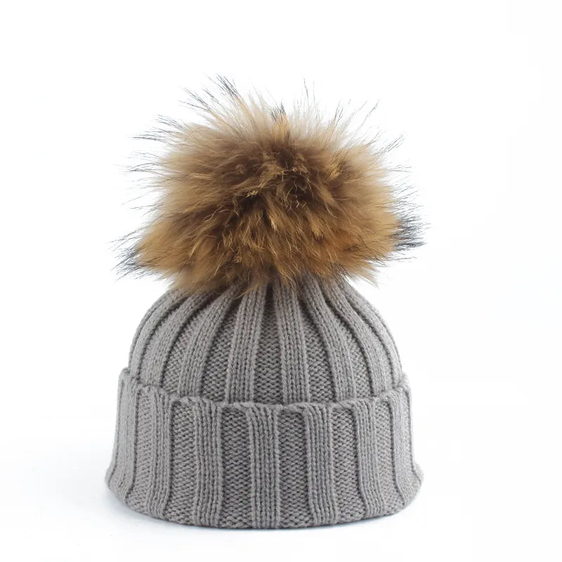 Comfortabele, gebreide dames wintermuts Felina met zachte pompon, een perfect mode accessoire.