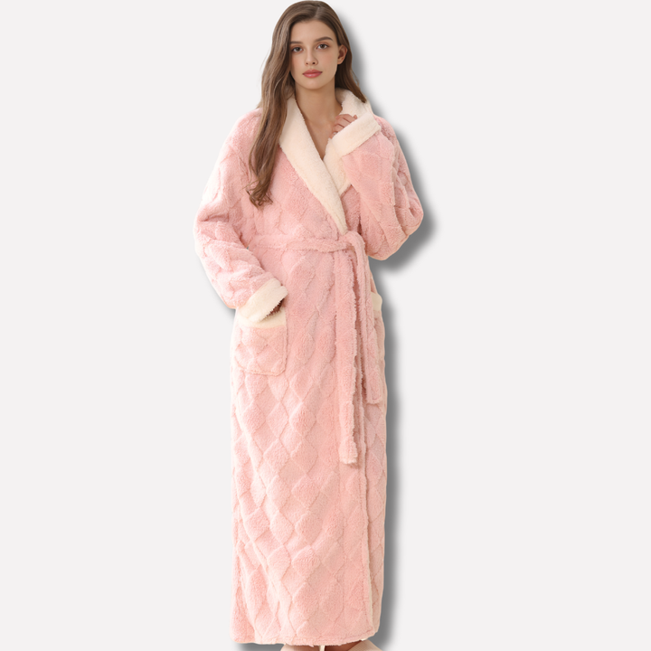 Dames flanellen badjas met capuchon, zacht en warm, ideaal als winterbadjas of loungewear in roze.