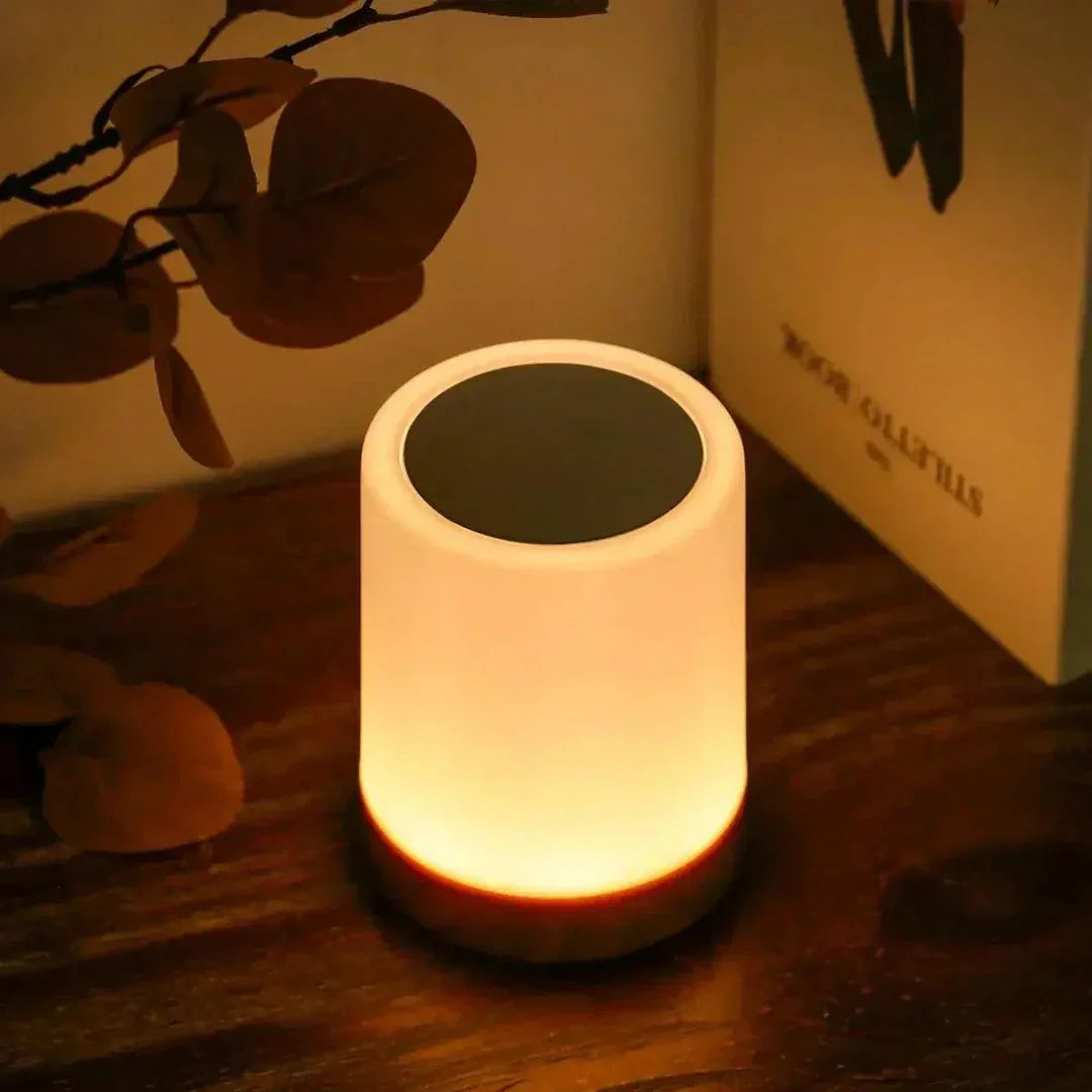 Zachte sfeerverlichting van de oplaadbare LED tafellamp, verspreidt warm en instelbaar licht.