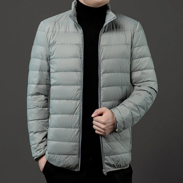 Man draagt een warm en stijlvol lichtgewicht heren pufferjack, ideaal als tussenjas voor casual of outdoor.