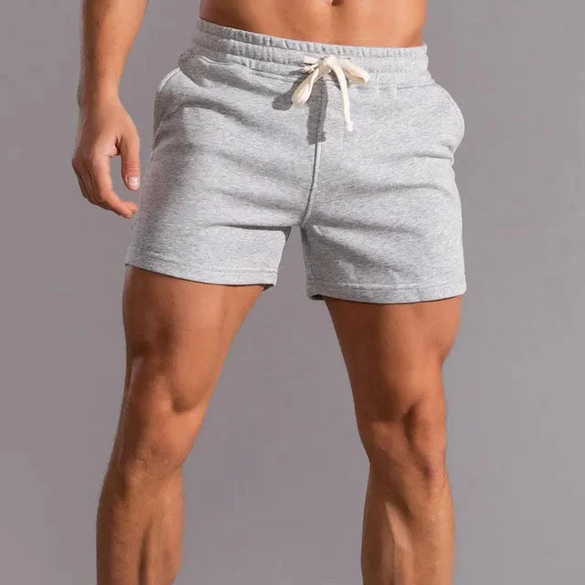Netjes opgevouwen heren shorts, klaar voor jouw zomerse avonturen; comfort, stijl en een perfecte pasvorm.