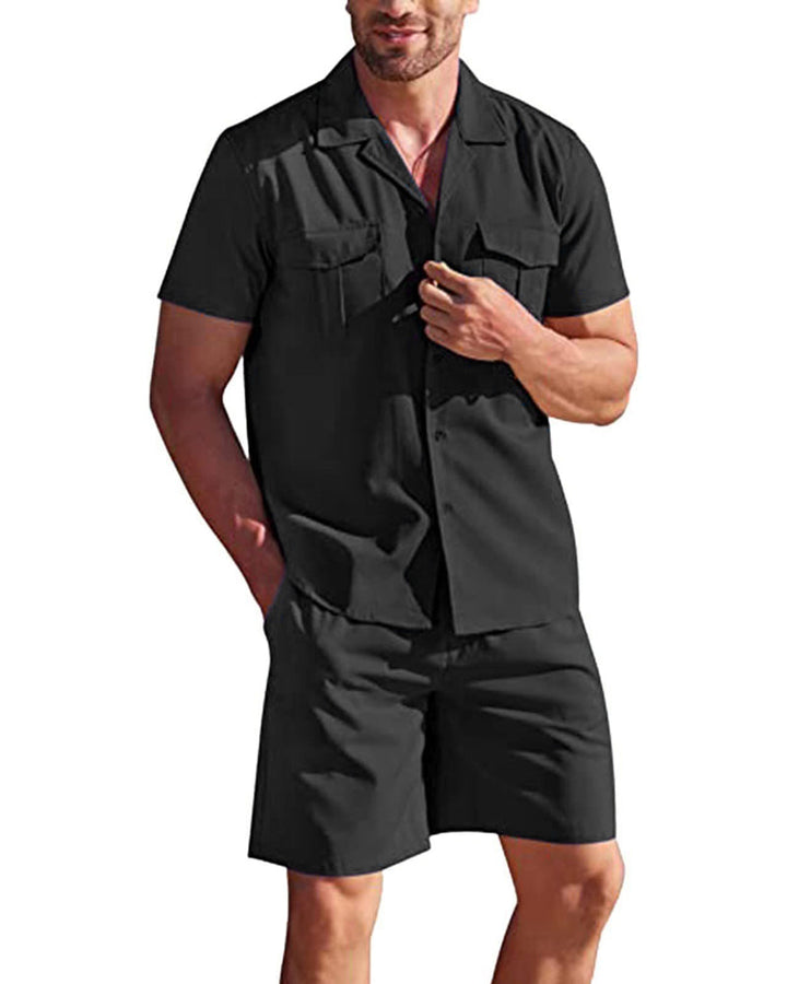Zomerse heren kleding set: Effen linnen overhemd en comfortabele korte broek, perfect voor ontspanning.