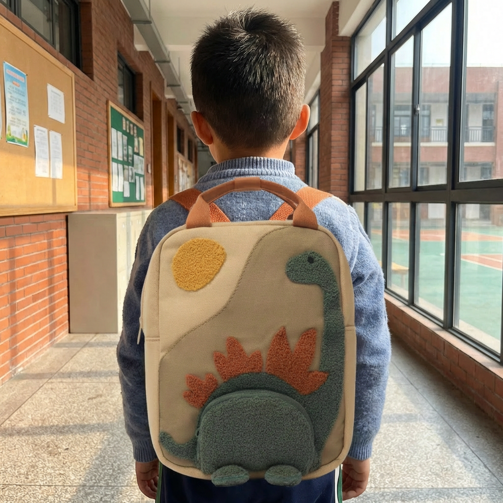 Speelse stoffen kinderrugzak in beige, perfect als schooltas of dagrugzak voor avontuurlijke kinderen.
