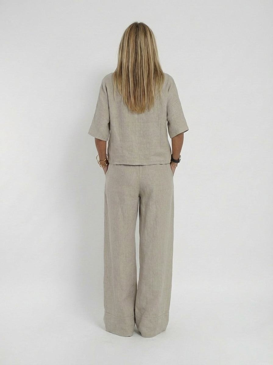 Stijlvolle tweedelige dames outfit met wijde broek, ideaal voor een casual lente outfit of vakantiekleding.