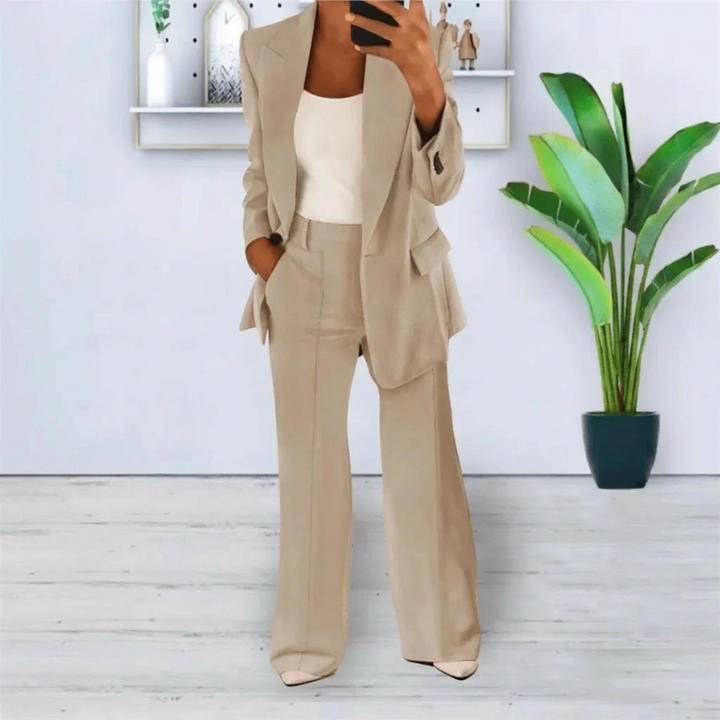 Trend roze damespak, elegante blazer en broek voor een fashion-forward zakelijke of feestelijke outfit.