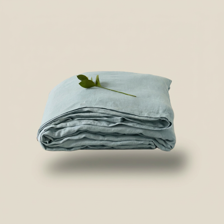 Hoogwaardig linnen dekbedovertrek met kussenslopen, luxe textiel voor een stijlvolle en comfortabele slaapkamer.