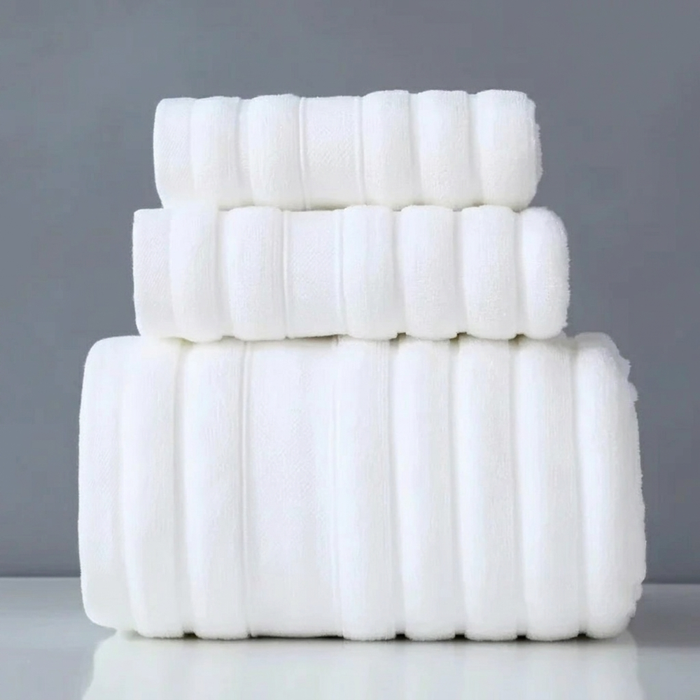 Witte en grijze zachte katoenen handdoekenset. Perfect badtextiel voor dagelijks gebruik en comfort.