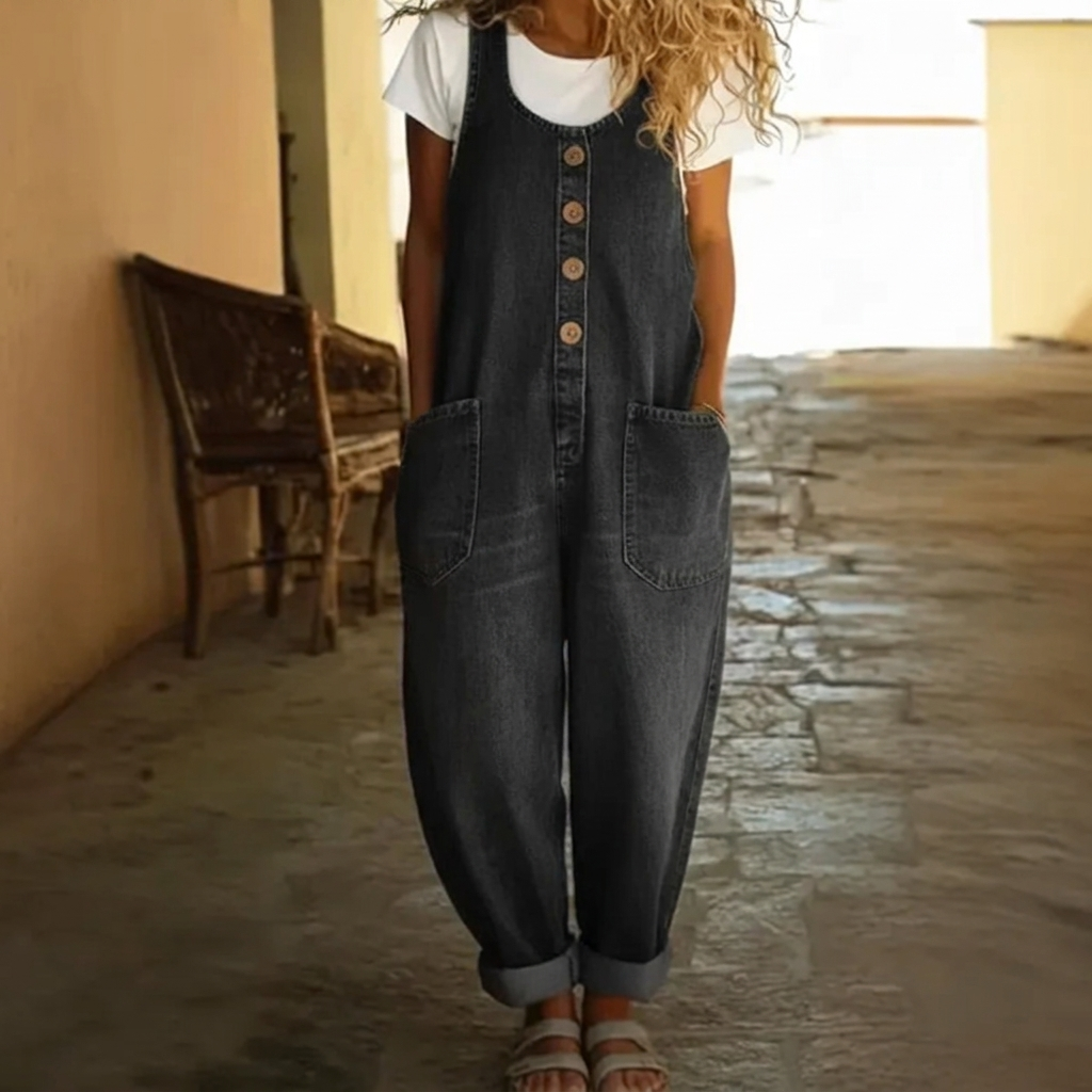 Stijlvolle dames one-piece jumpsuit van gewassen denim. Met trekkoord, losse pasvorm. Geschikt voor diverse casual outfits.