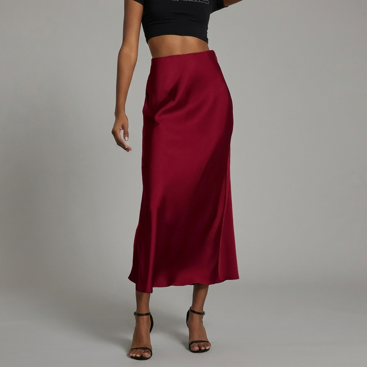 Comfortabele en slanke dames midi rok van elegant satijn, veelzijdig te combineren voor een chique of casual look.