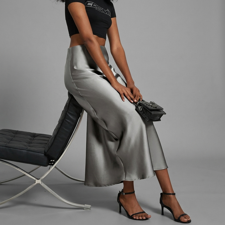 Verfijnde satijnen midi rok met slanke pasvorm voor dames, elegant en modieus voor zowel feest als avondlook.
