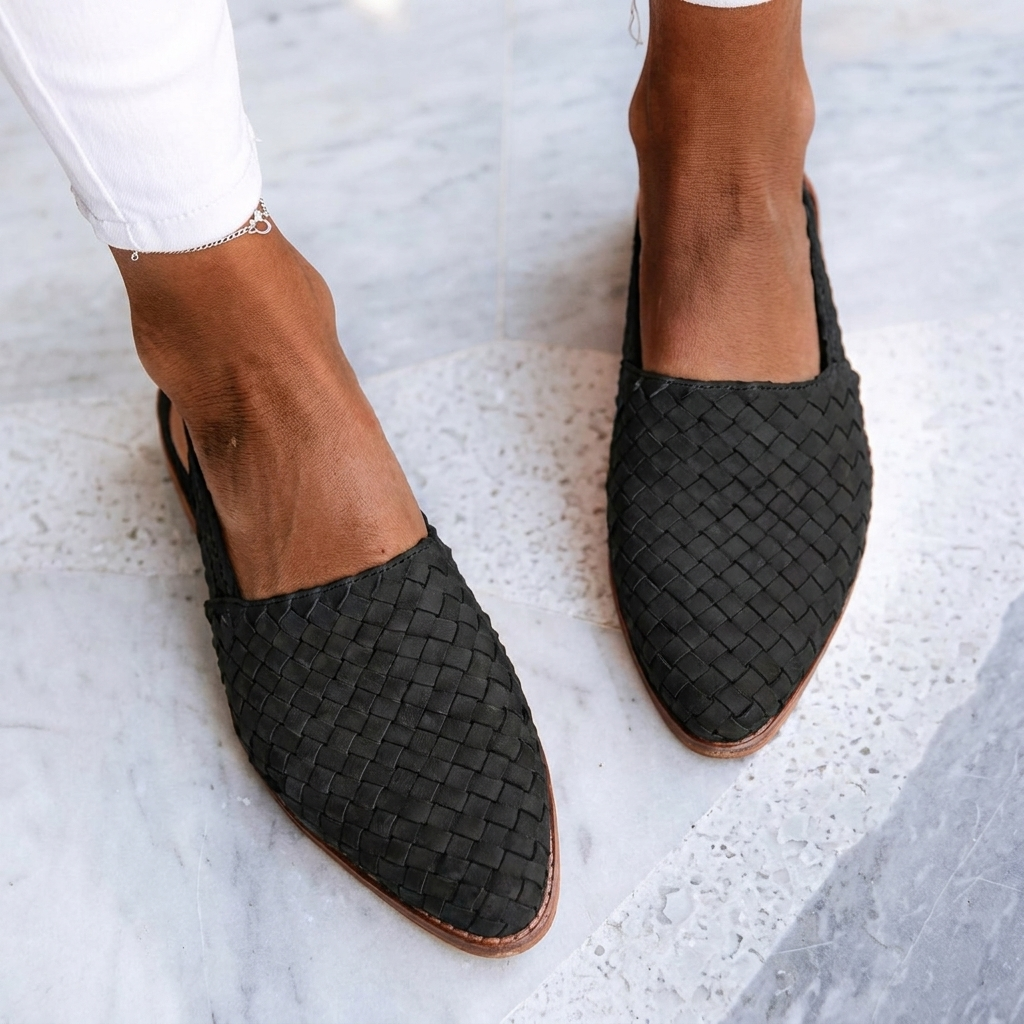 Modieuze dames sandalen met dichte neus, platte zool en verstelbare gesp. Ideaal voor zomerse casual comfort.