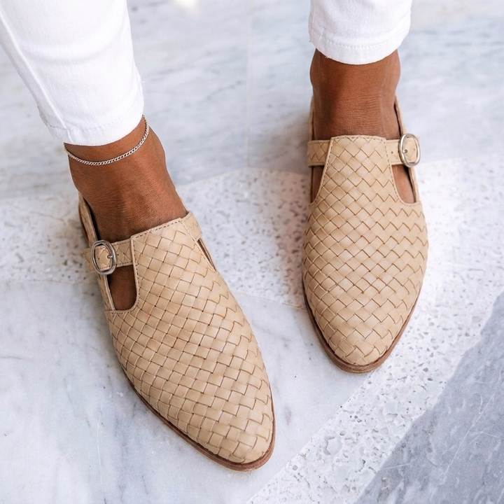 Casual dames sandalen met dichte neus en platte zool. Veelzijdig ontwerp met gesp, perfect voor de zomer.