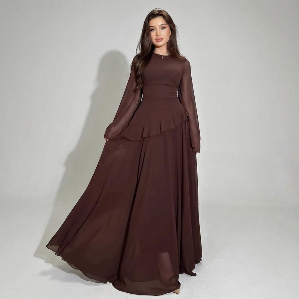 Elegante nauwsluitende midi jurk met hoge taille voor dames, benadrukt figuur. Perfecte damesmode.