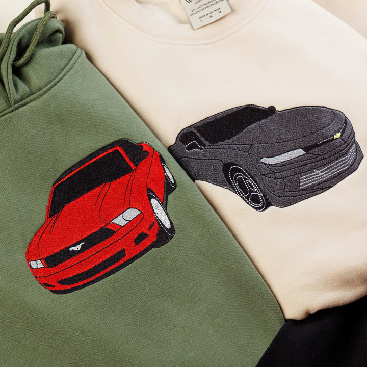 Unisex mode item: een sweatshirt met gedetailleerd auto borduurwerk voor elke gelegenheid.