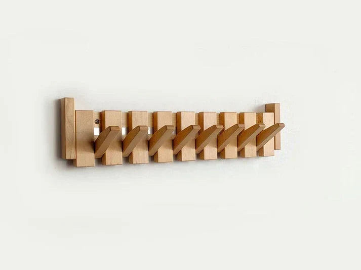 Close-up van het muzikale design op de houten wandkapstok, gemaakt van duurzaam beukenhout.