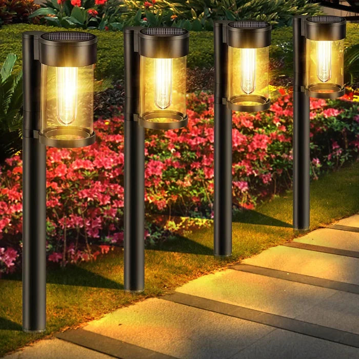 Moderne LumiPath LED padverlichting op zonne-energie in een weelderige tuin, perfect voor sfeervolle buitenverlichting.
