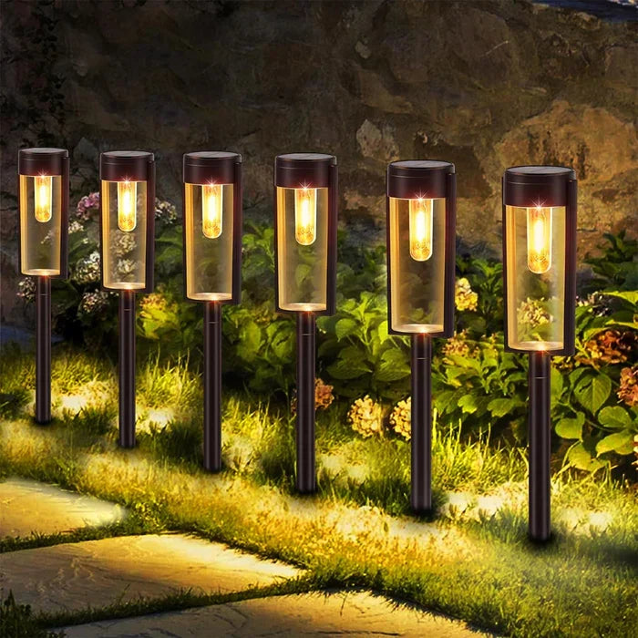 Detail van de moderne LED solar buitenverlichting van LumiPath, een duurzame toevoeging aan elke tuin.