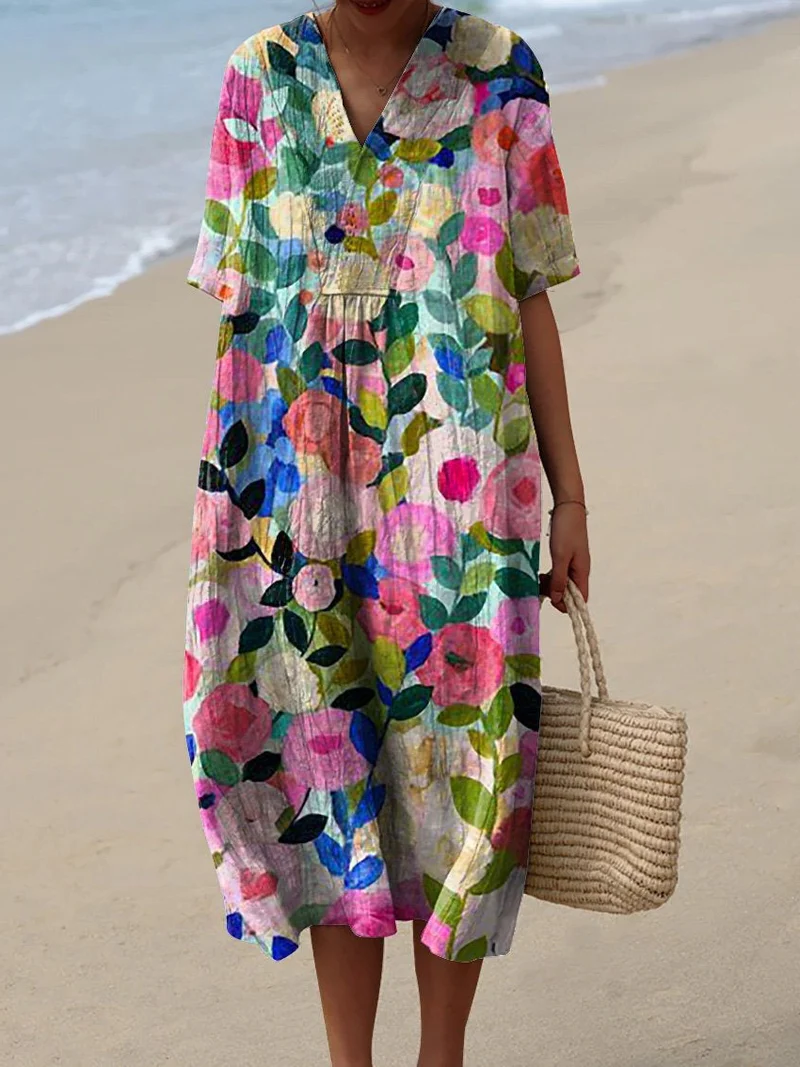Lichte dames zomerjurk met elegant bloemmotief, perfect voor casual dagen of strand.