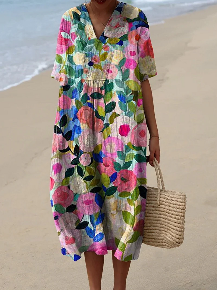 Lichte dames zomerjurk met elegant bloemmotief, perfect voor casual dagen of strand.