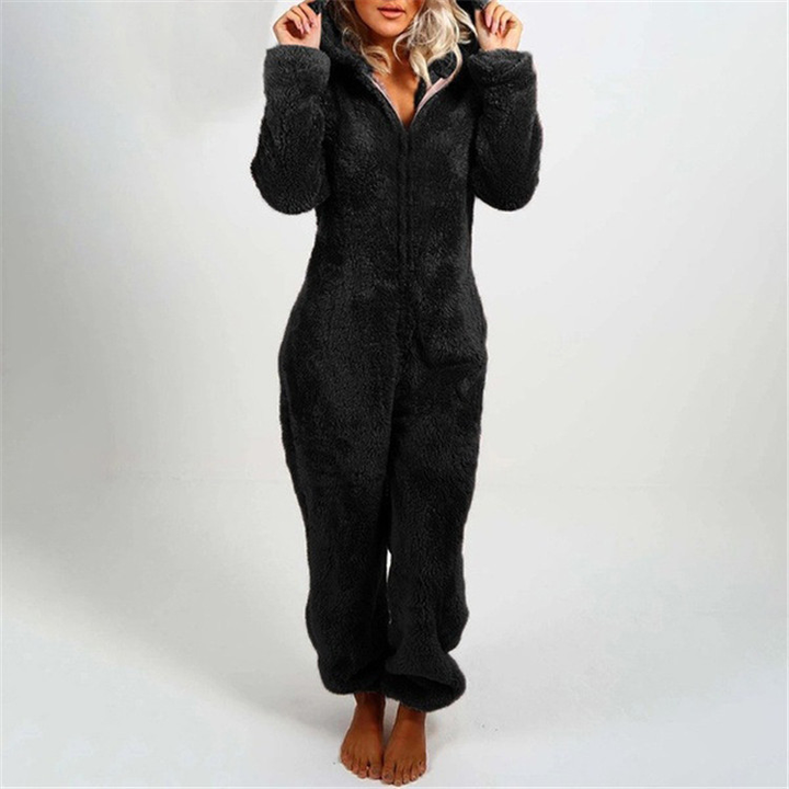 Bordeauxrode winter pyjama jumpsuit voor dames, heerlijk comfortabel en warm voor thuis.