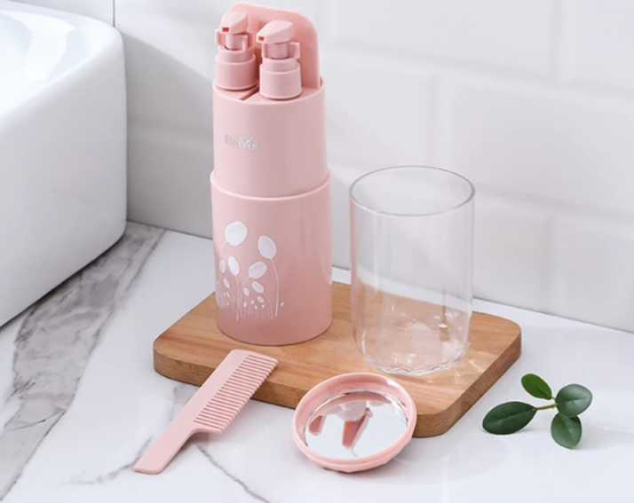 Compacte multifunctionele plastic reisbeker voor persoonlijke hygiëne, ideaal voor draagbare verzorging op reis.