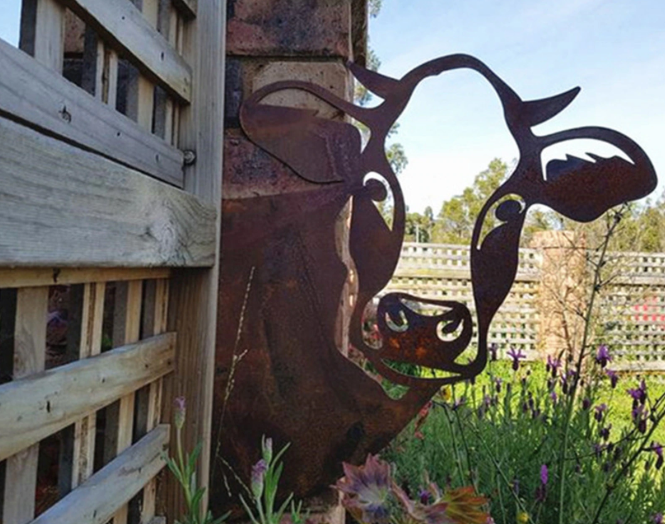 Speelse metalen koe tuindecoratie, brengt leven in je tuin. Waterdicht en roestbestendig tuinbeeld.