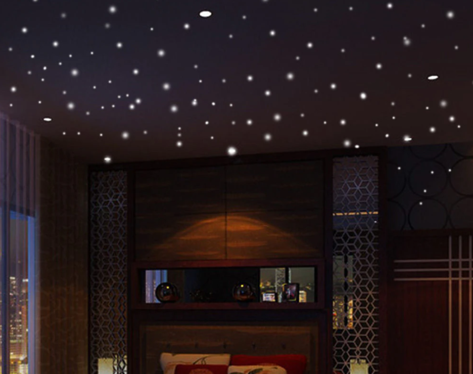 Detail van een lichtgevende ster sticker op de muur, onderdeel van magische glow in the dark wanddecoratie voor kinderen.