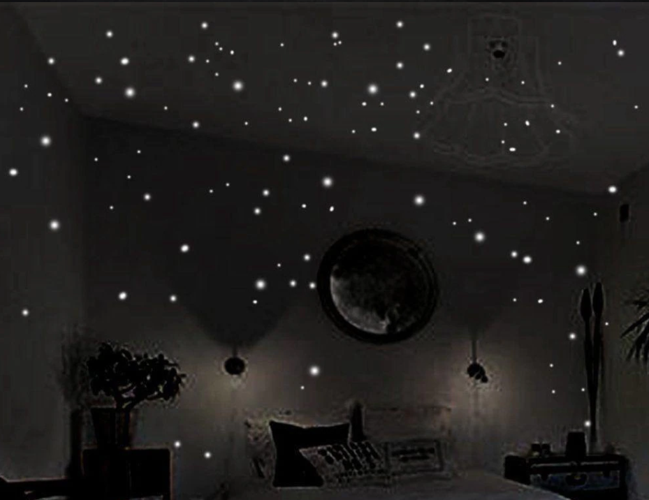 Een kinderkamer met een wand vol fonkelende lichtgevende sterren, perfecte glow in the dark decoratie voor een magische sfeer.