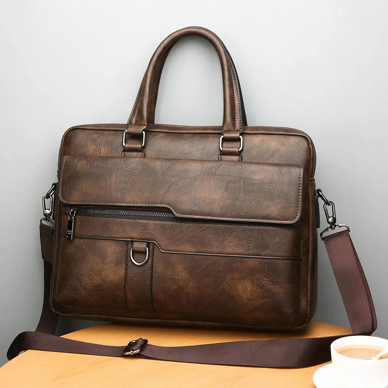 Stijlvolle mannen leren schoudertas in bruin, een chic accessoire voor dagelijks gebruik of reizen.