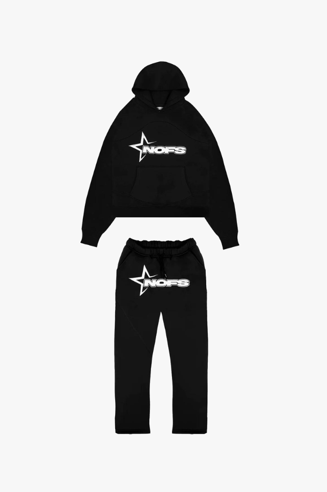 Actieve persoon in een flexibel unisex trainingspak, ideaal voor sportieve activiteiten of een moderne look.