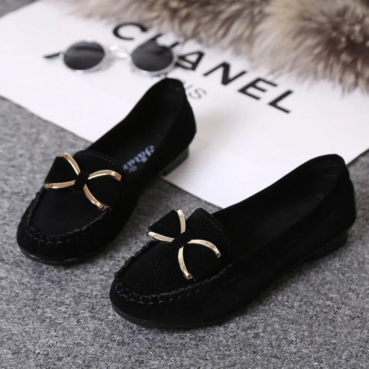 Rode veelzijdige dames loafers met elegante metallic strik, comfortabel en casual chic. Platte zool design.