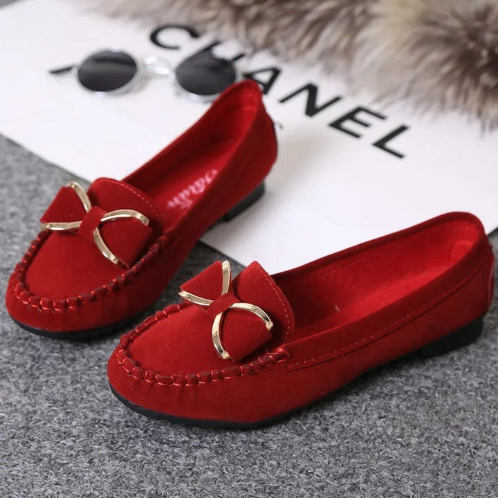Dames loafers met metallic strik en comfortabele platte zool. Elegant en veelzijdig voor casual en geklede outfits.
