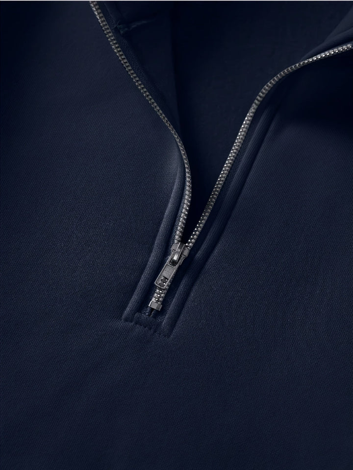 Stijlvol marineblauw heren sweatshirt met kwart-rits en opstaande kraag. Essentieel item voor heren kleding.