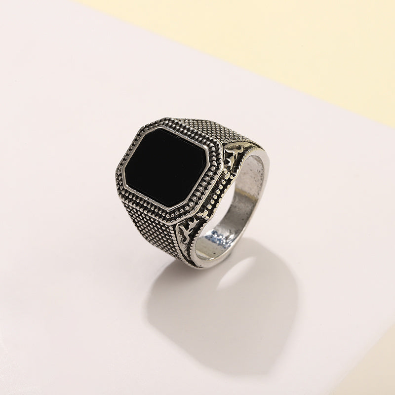 Zwarte heren zegelring met glinsterende strass, een stijlvol en modieus herensieraad.