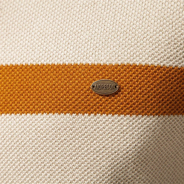 Heren pullover in close-up: textuur, strepen en detail van de halve rits. Comfort en stijl gecombineerd.